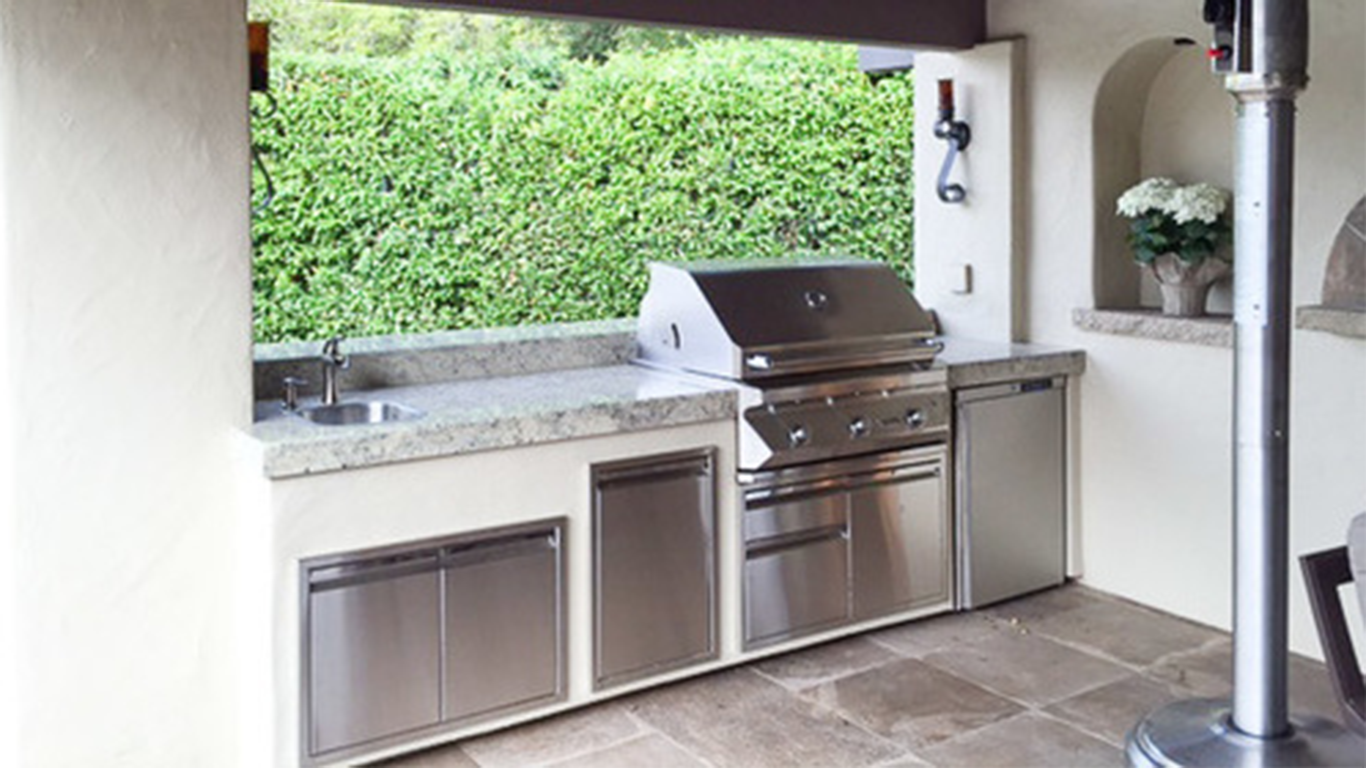 Contemporary Outdoor Kitchen Outdoor Kitchen Remodel by ASSOCIATED CONSTRUCTION project photo